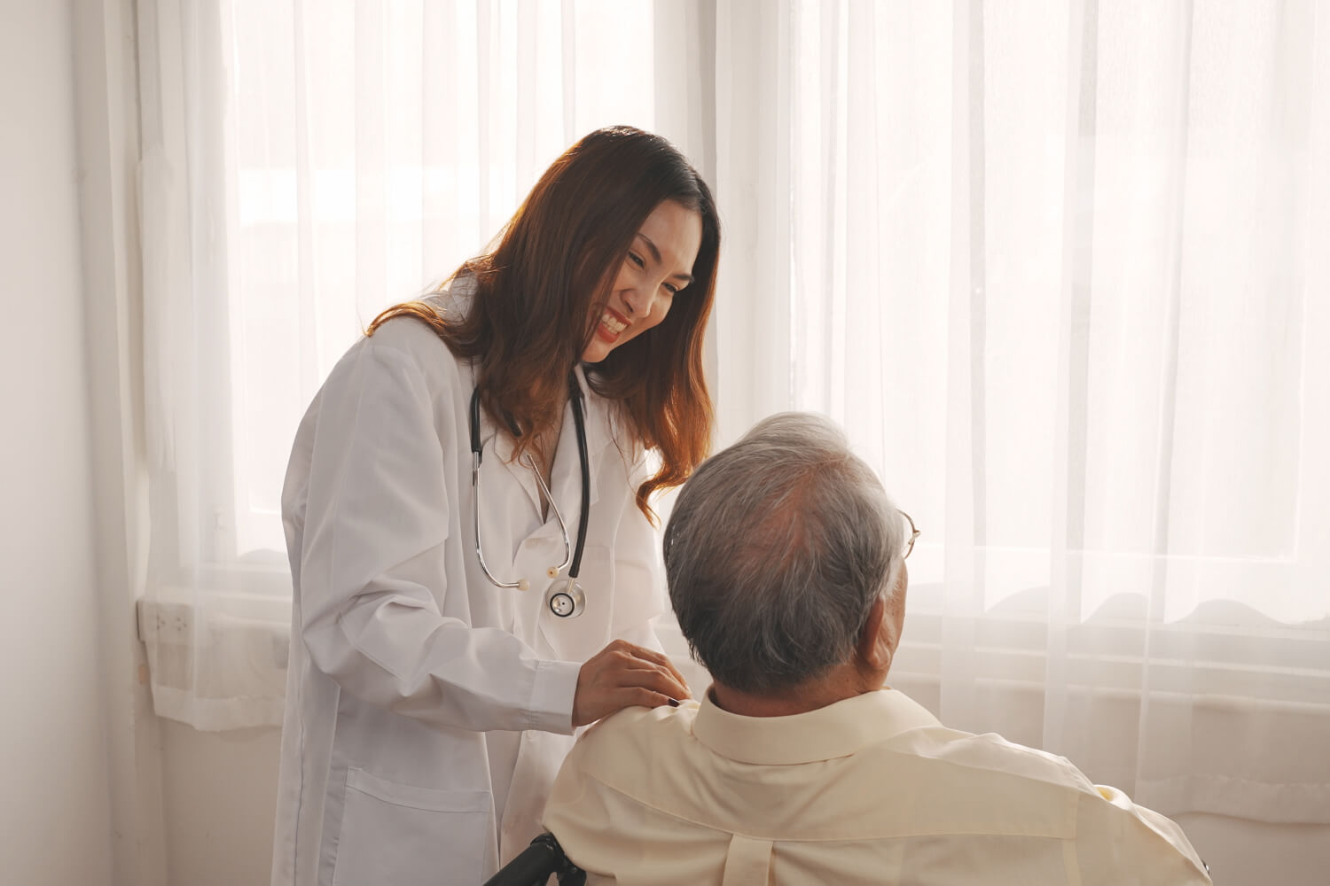 Man-with-woman-doctor